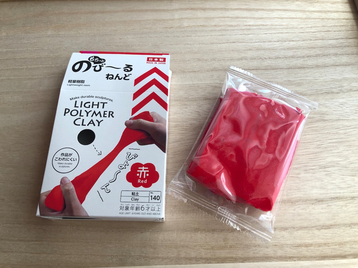 ダイソーの「もちっと のびーるねんど 赤」