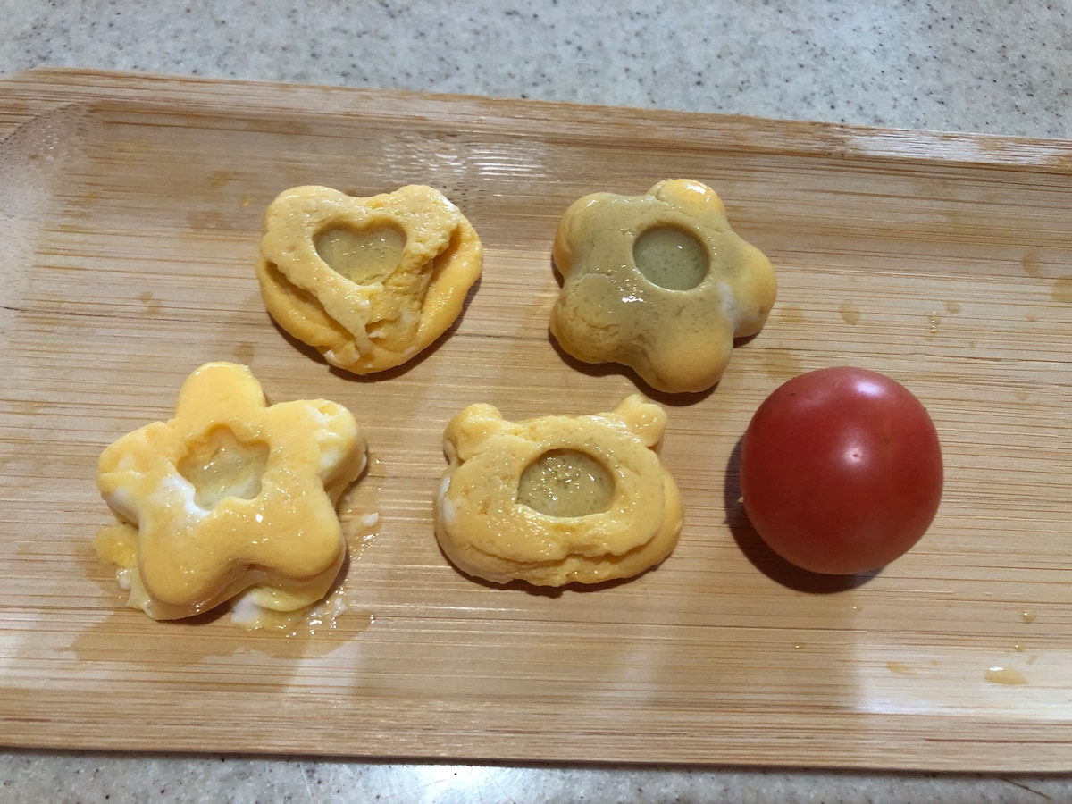 卵焼きとミニトマトの大きさを比較