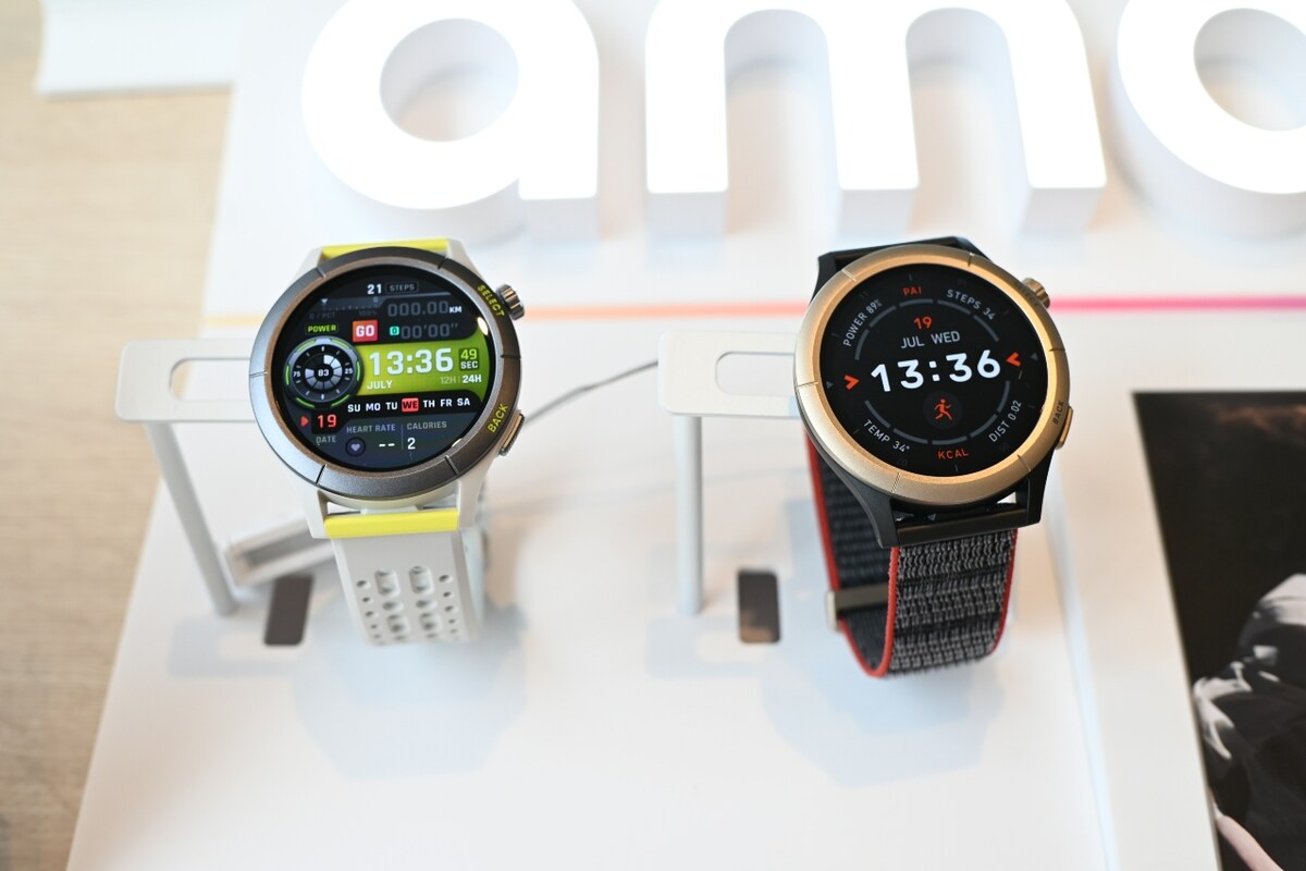Amazfit Cheetah（写真左）