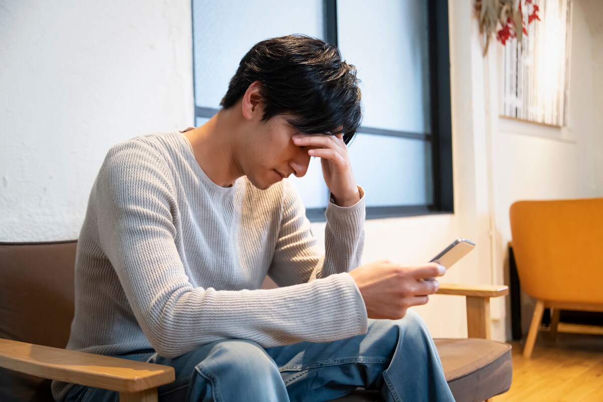 詐欺にあい悩む男性