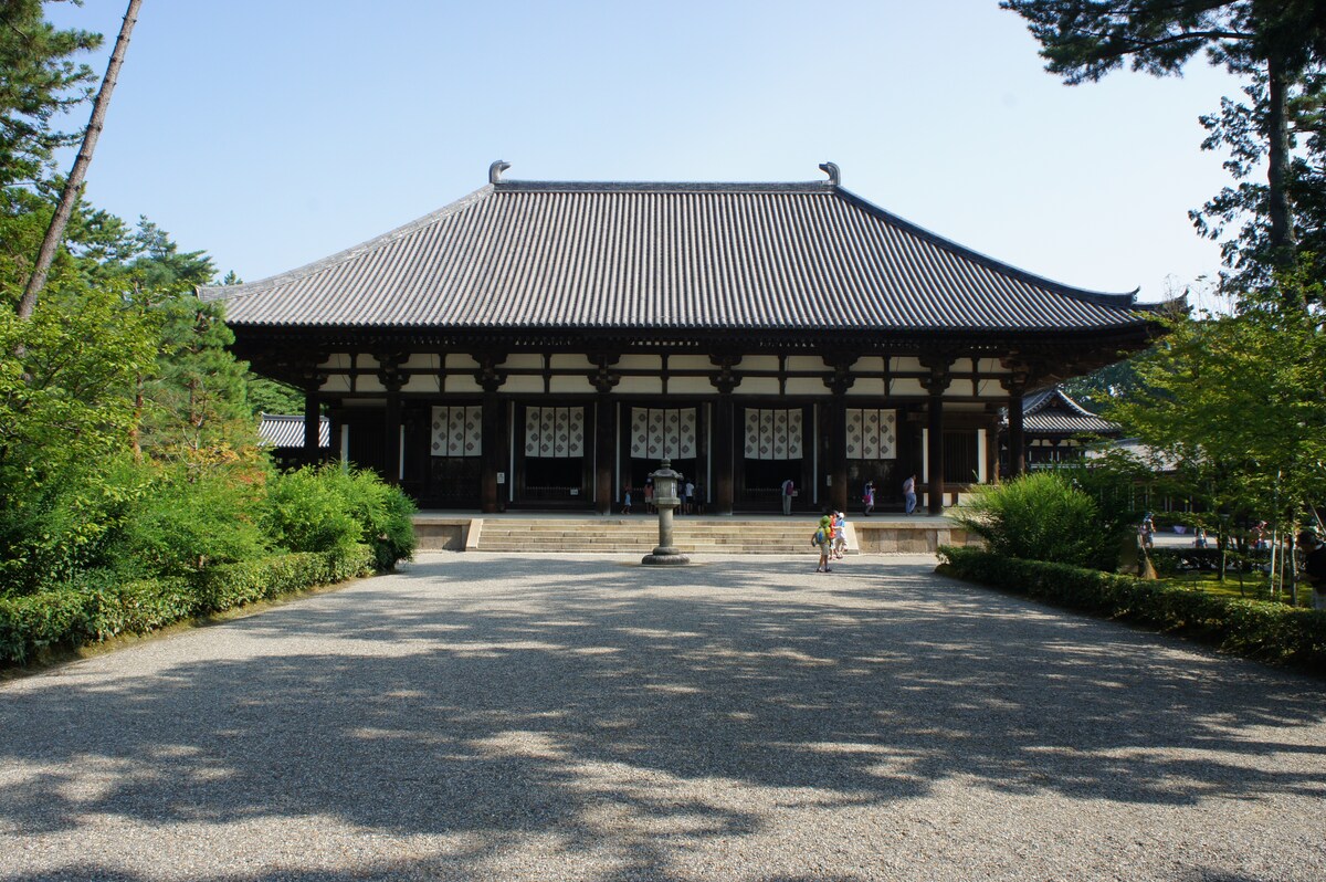 唐招提寺の金堂です。手前の石灯篭が特徴的です。