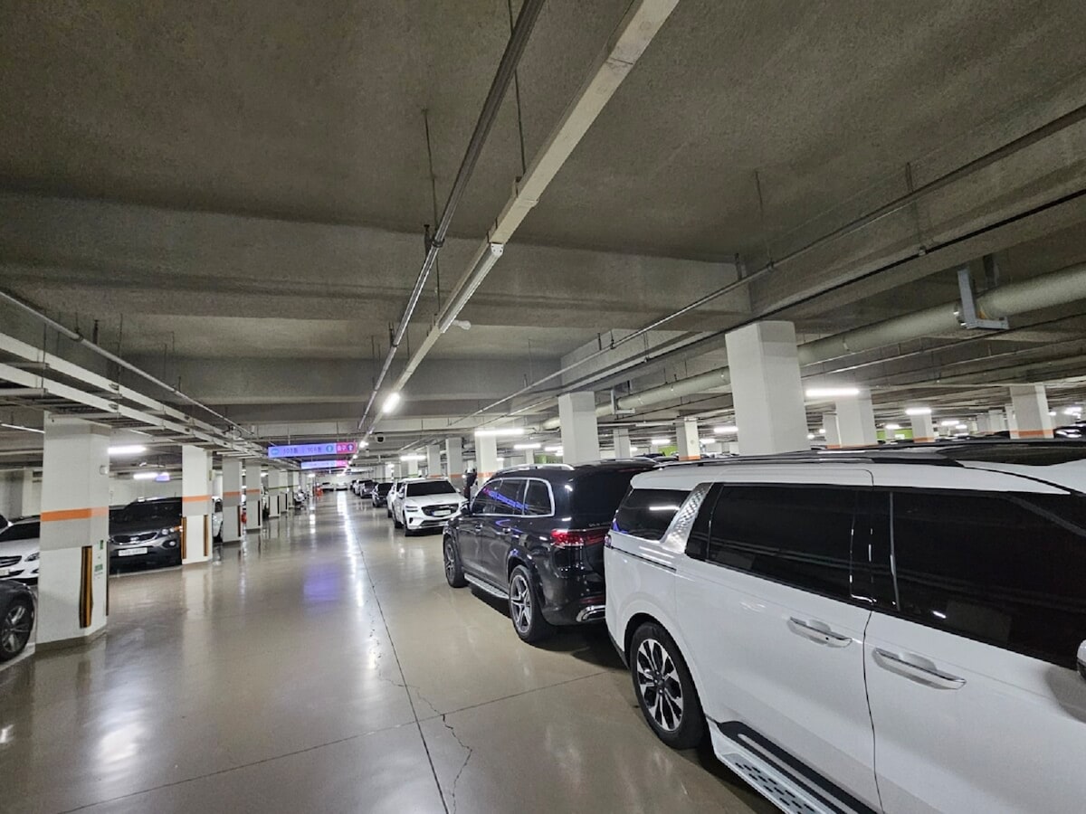 韓国のマンション地下駐車場