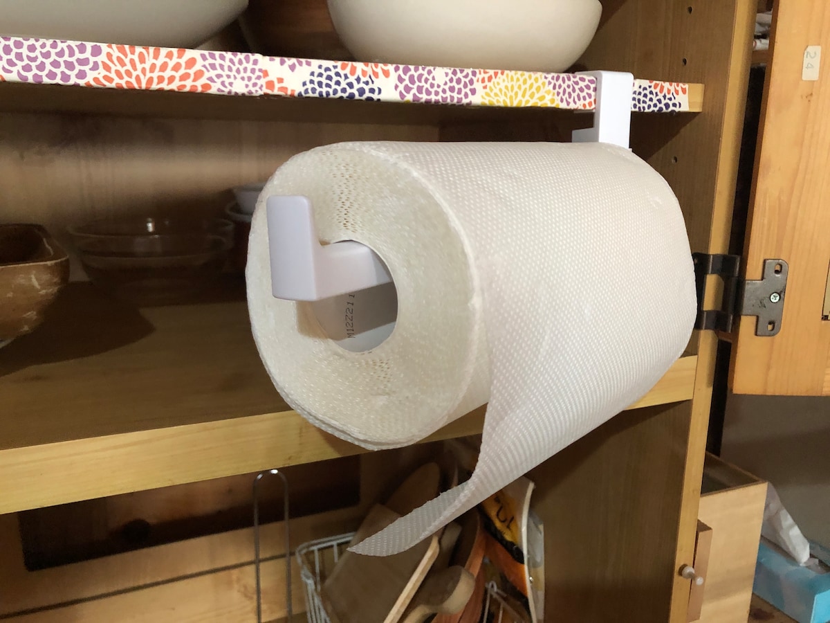 セリアの「吊戸棚用キッチンペーパー」は取り付ける棚の厚みに注意