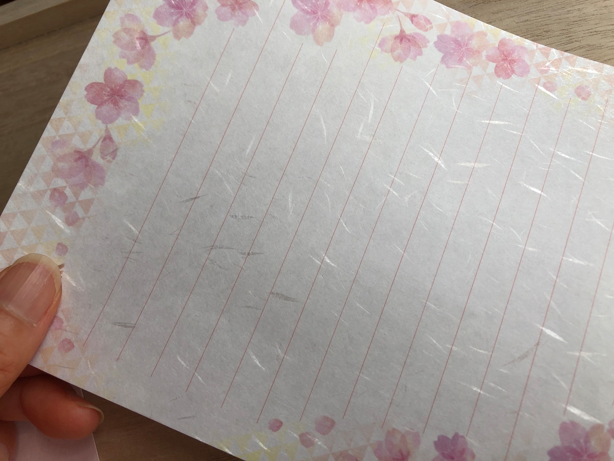 キャンドゥの「和紙レターセット」の便箋には、和紙特有の模様がうっすら入ってい