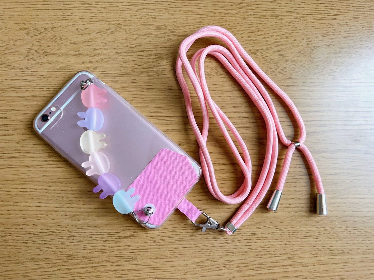 スマホをショルダー感覚で持てる「スマホストラップ」