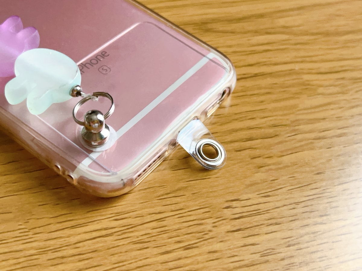 スマホとスマホケースの間にカードを挟むだけ