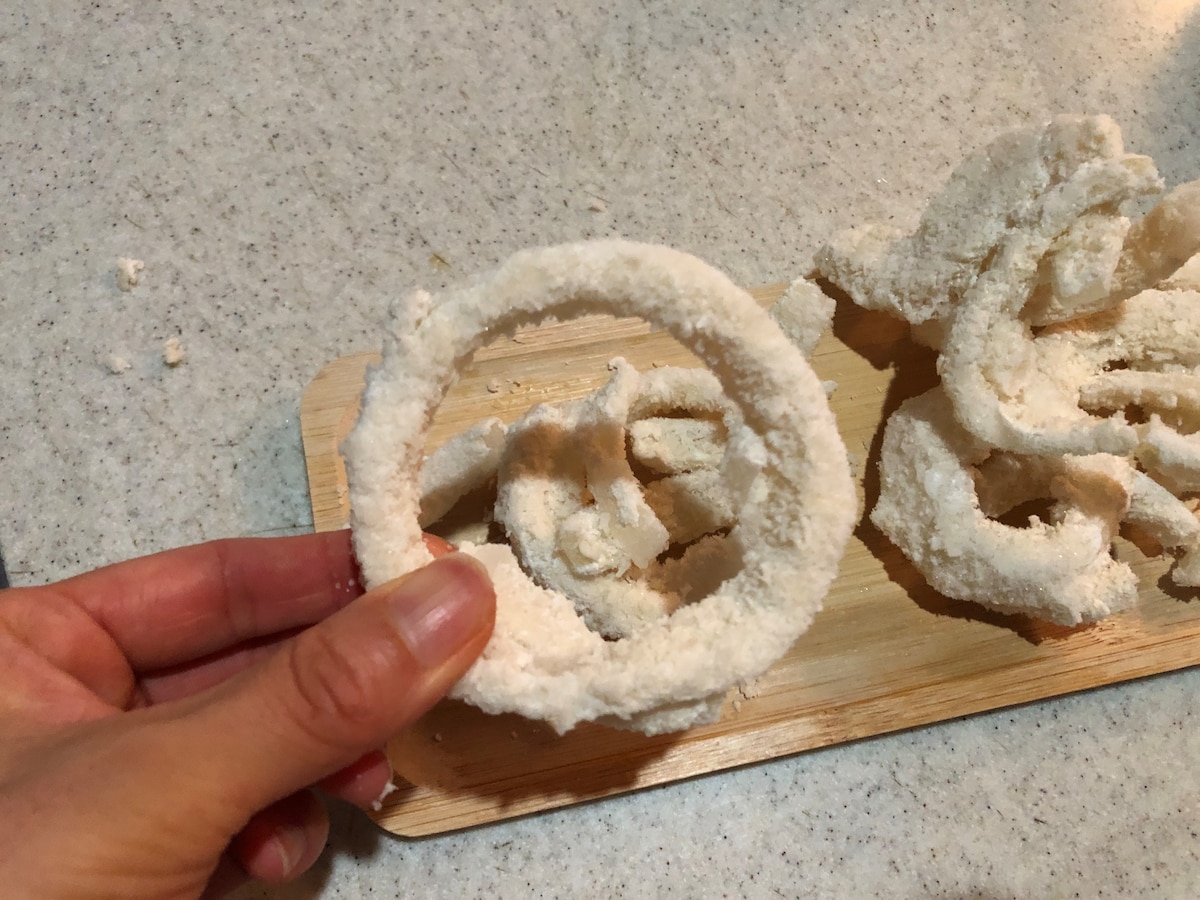 折れなければ、綺麗な丸い形の「オニオンリングフライ」