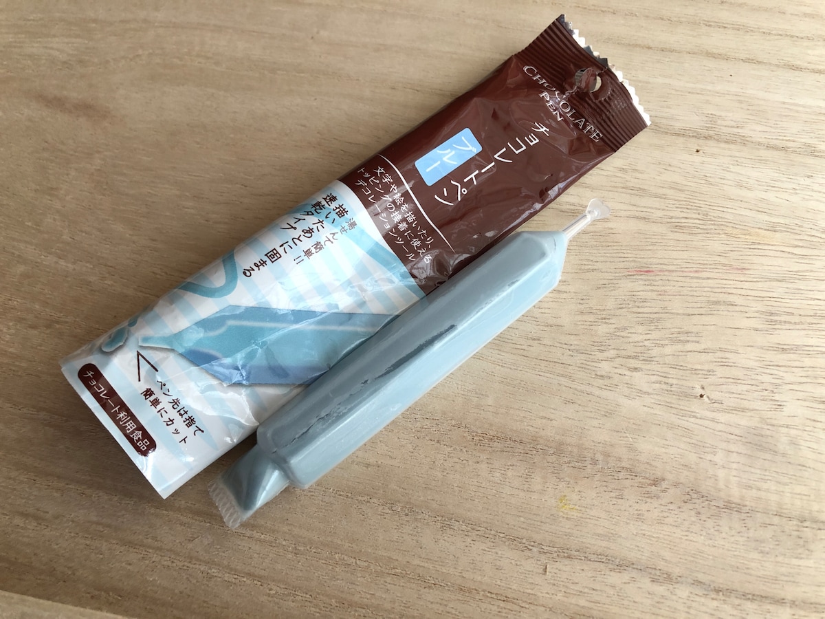 セリアの「チョコレートペン　ブルー」