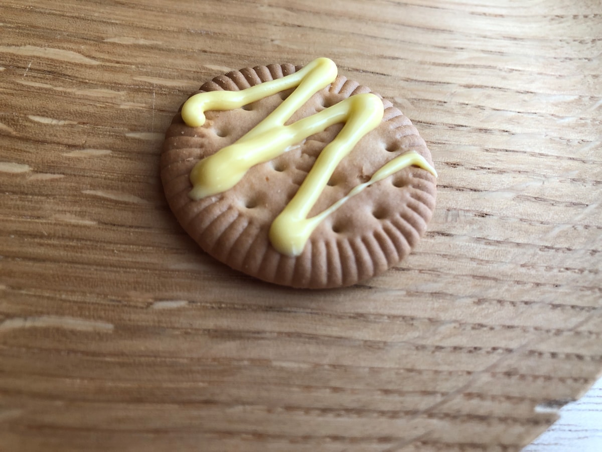 セリアの「チョコレートペン　イエロー」はバナナクリームのよう