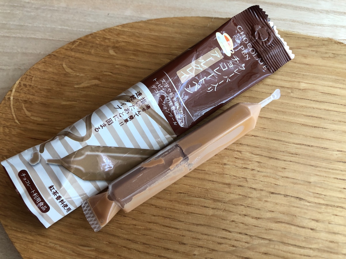 セリアの「フレーバー入り　チョコレートペン　アールグレイ」