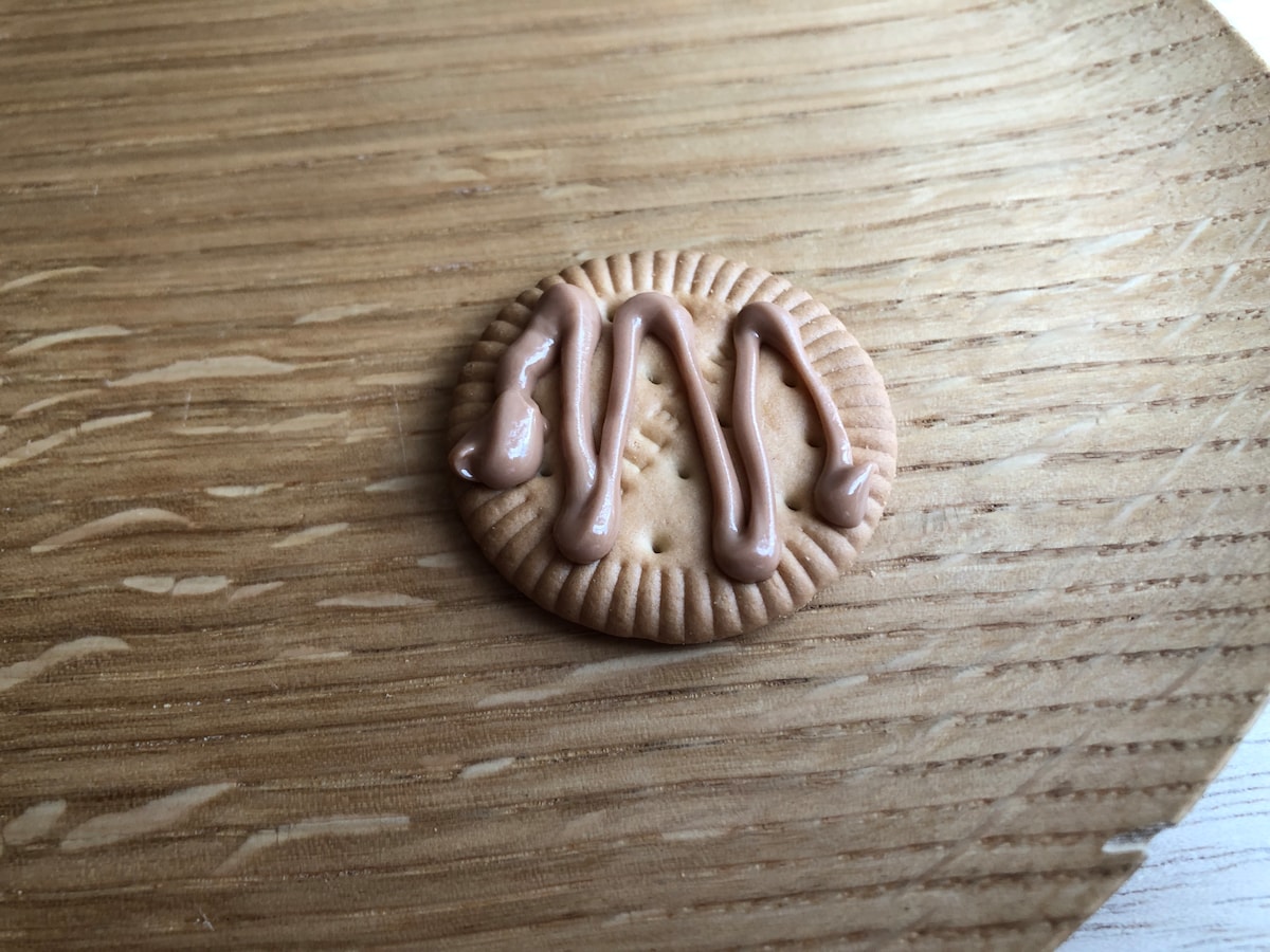 セリアの「フレーバー入り　チョコレートペン　アールグレイ」は紅茶の香りで美味しそう