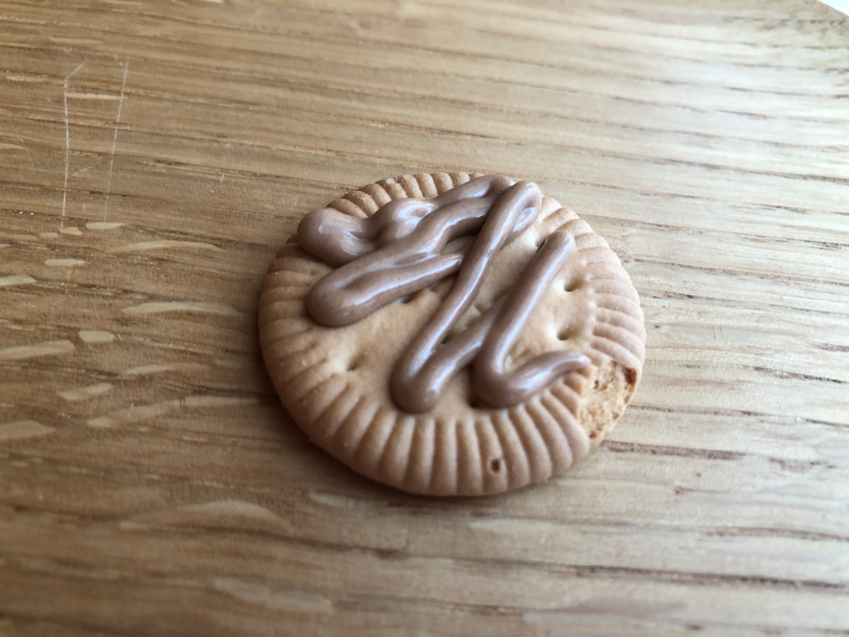 セリアの「フレーバー入り　ソフトタイプ　チョコレートペン　シナモン」の色は、ビスケットと同じ茶色系