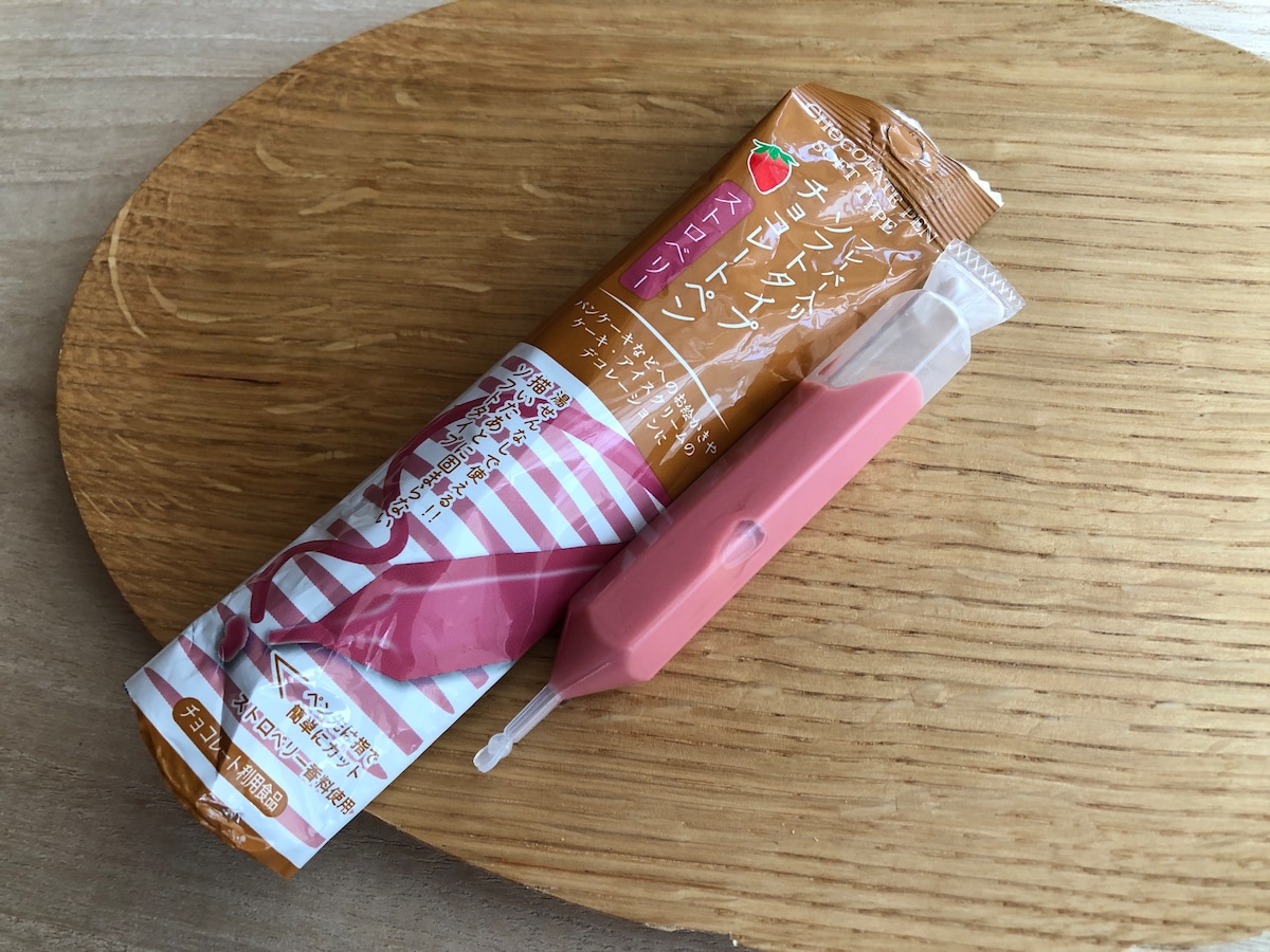 セリアの「フレーバー入り　ソフトタイプ　チョコレートペン　ストロベリー」