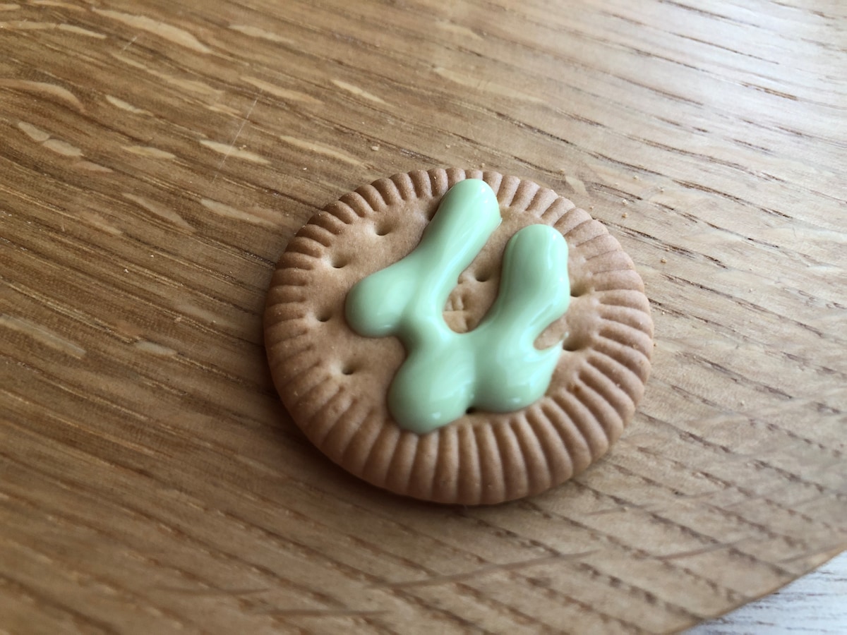 セリアの「チョコレートペン　グリーン」はピスタチオのような色