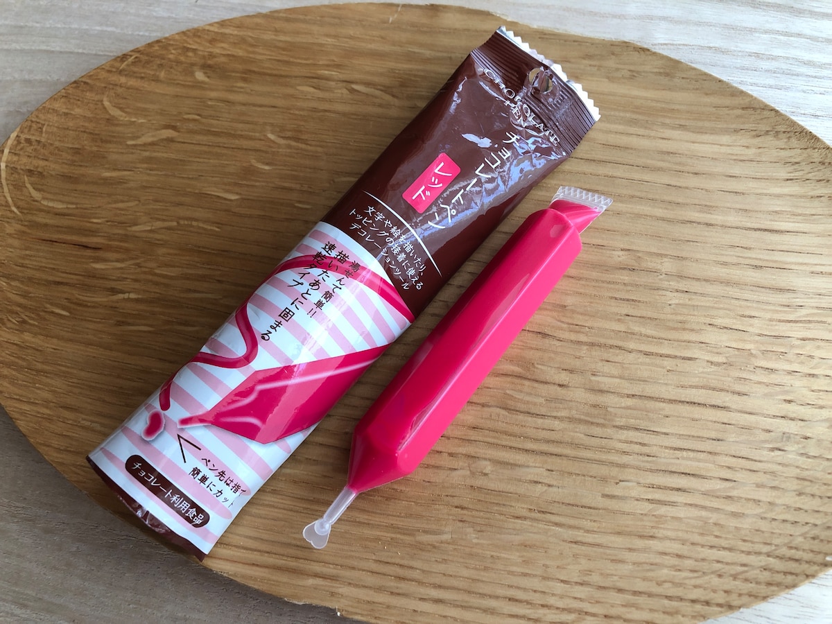 セリアの「チョコレートペン　レッド」