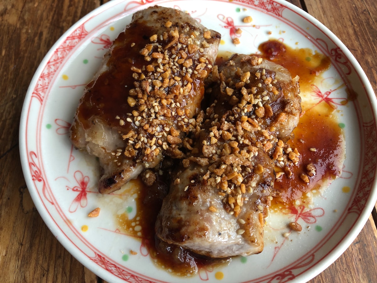 業務スーパーの「ガーリックフレーク」を焼いたヒレ肉にかける！