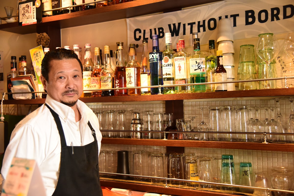 「STYLE CAFE」はカフェだがお酒の種類も多い。料理長の高野正和さん
