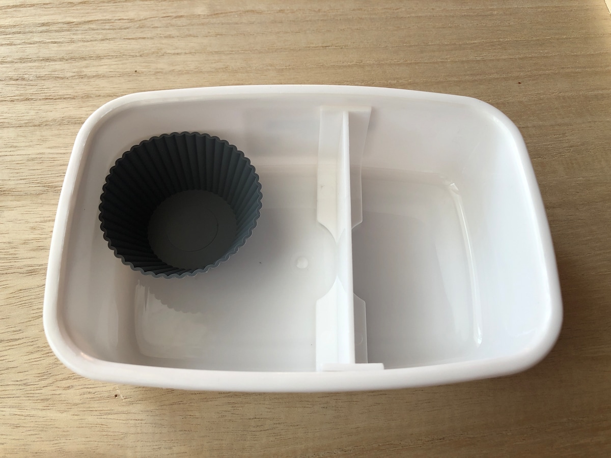 ダイソーの「シリコーンおかずカップ 6号」はサイズが小さいのでおかずの隙間にも入る