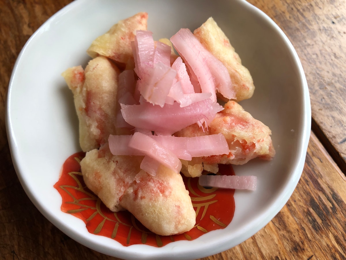業務スーパーの「かにかま棒身天ぷら」の生姜の甘酢漬けトッピング