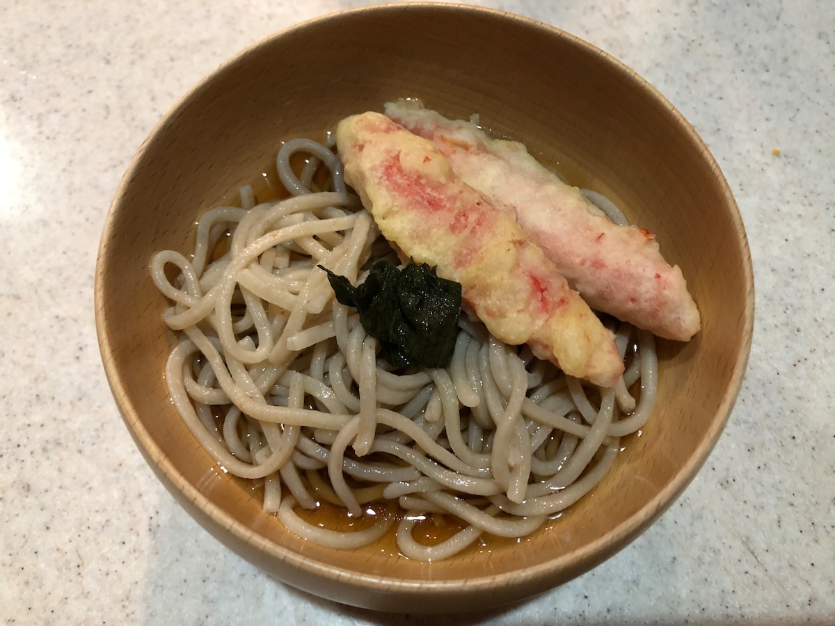 業務スーパーの「かにかま棒身天ぷら」の天ぷらそば