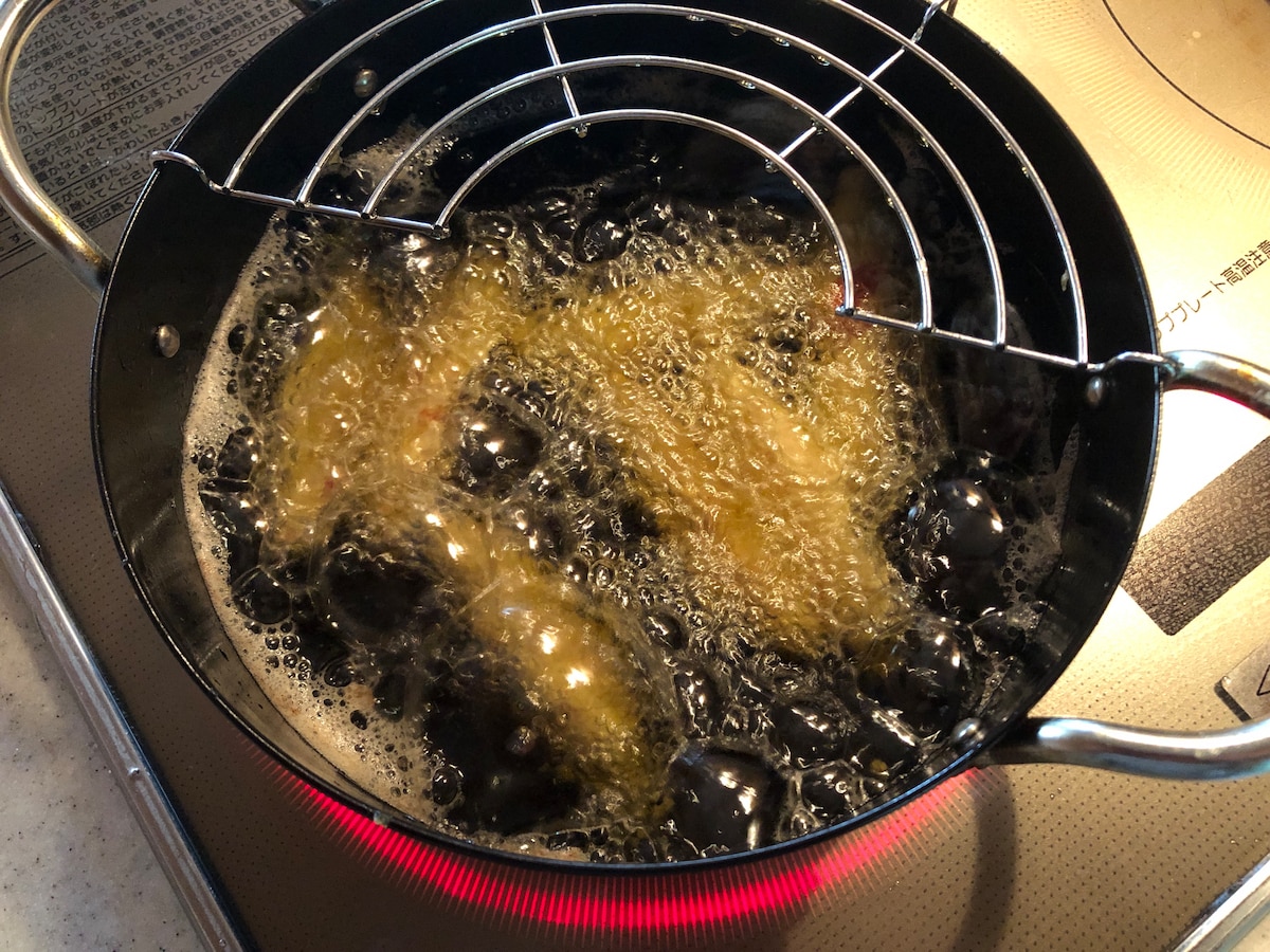 業務スーパーの「かにかま棒身天ぷら」を油で揚げてみる