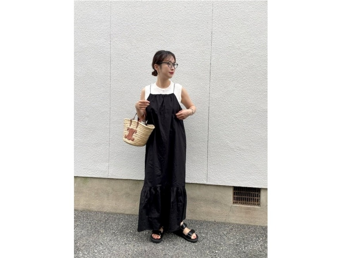 肩ひもの細いキャミソールワンピースは重ね着のアレンジもしやすい　出典：WEAR