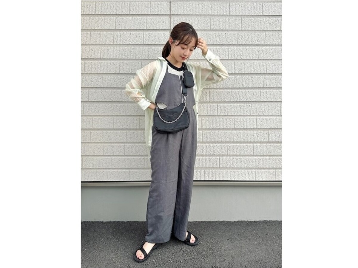 グレーのサロペットは少しクールなテイストで着られる　出典：WEAR