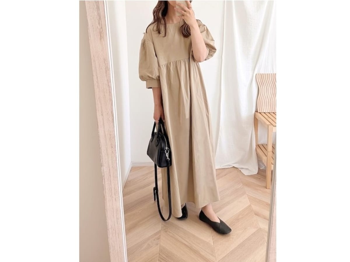 ふんわりとした五分袖のワンピースは小物を変えて秋でもOK  出典：WEAR