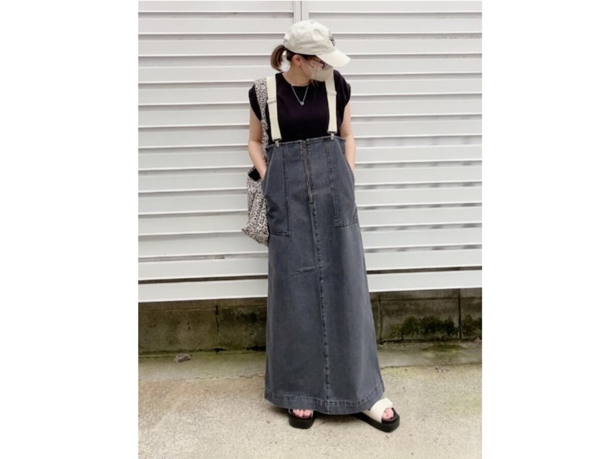 屋外で気兼ねなく楽しみたい時にもジャンバースカートがいちおし　出典：WEAR