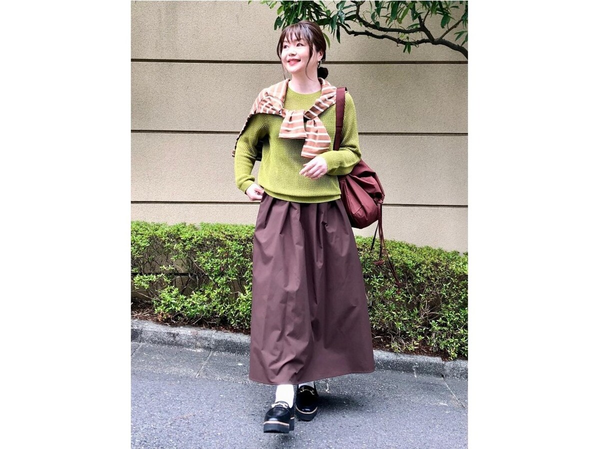 透け感がある素材と秋らしいカラーで季節感のあるコーデに　出典：StyleHint