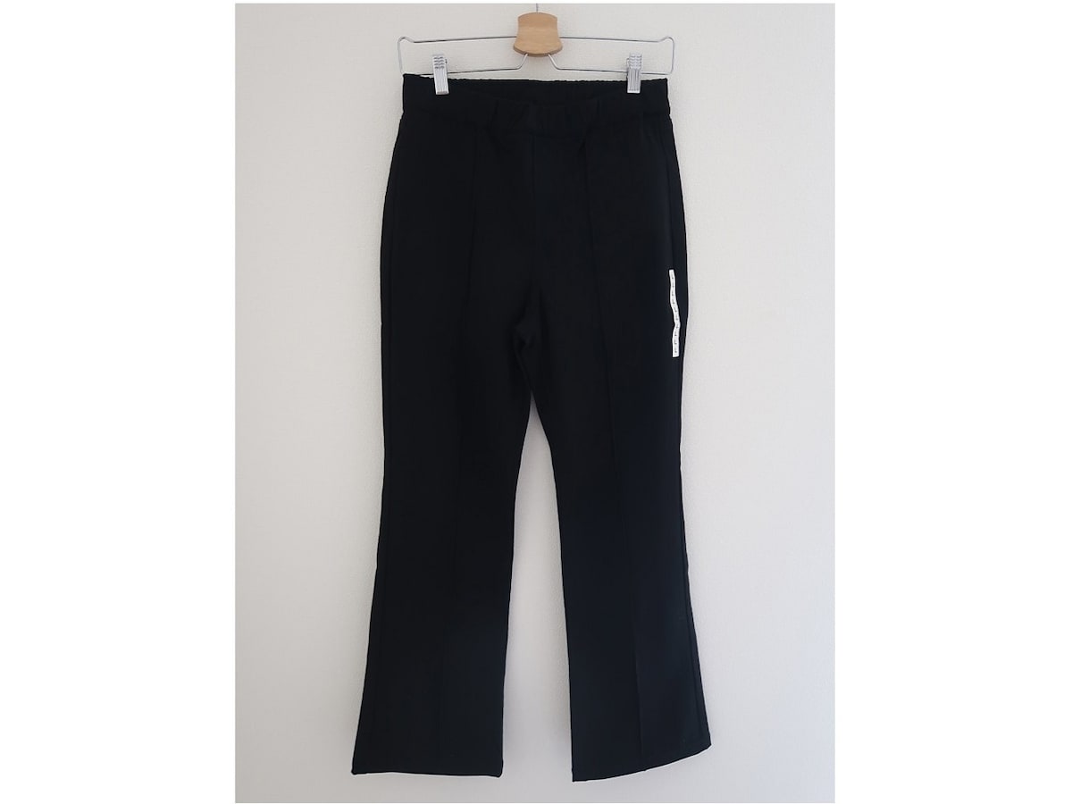 無印良品　ストレッチピンタックフレアレギンスパンツ　2990円（税込）