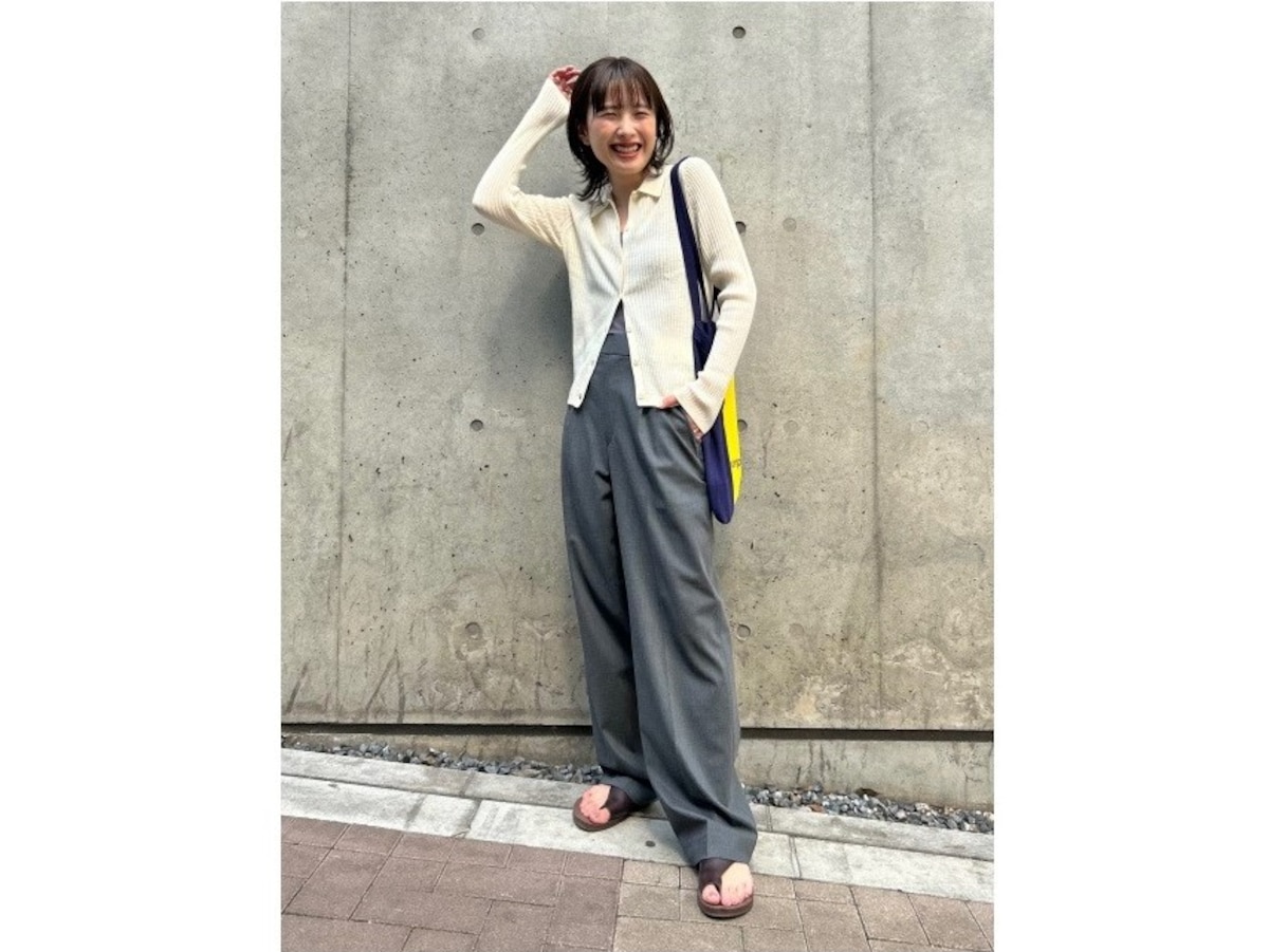 この秋も引き続きトレンドのタックワイドパンツとも相性よし　出典：StyleHint