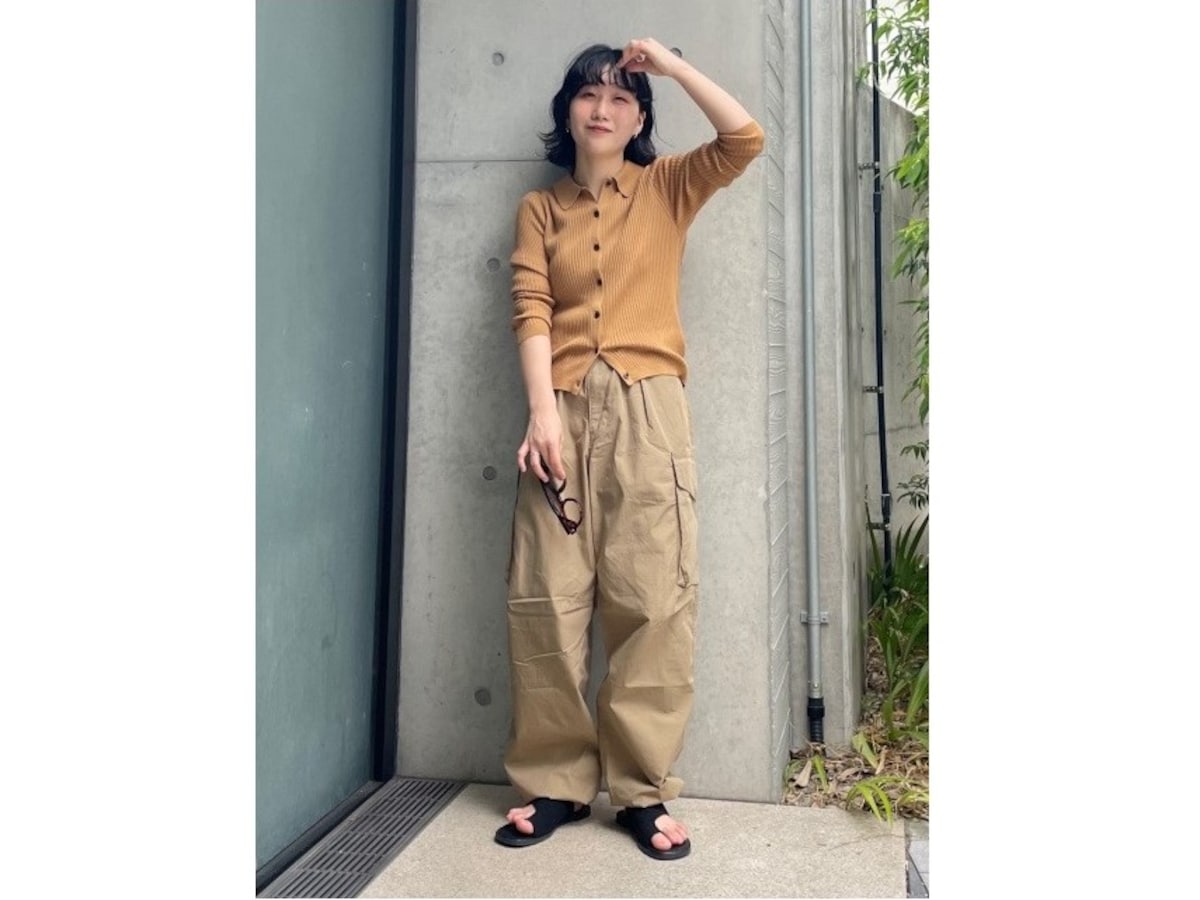 カーゴパンツやワイドデニムなどカジュアルなボトムスと合わせて抜け感を　出典：StyleHint