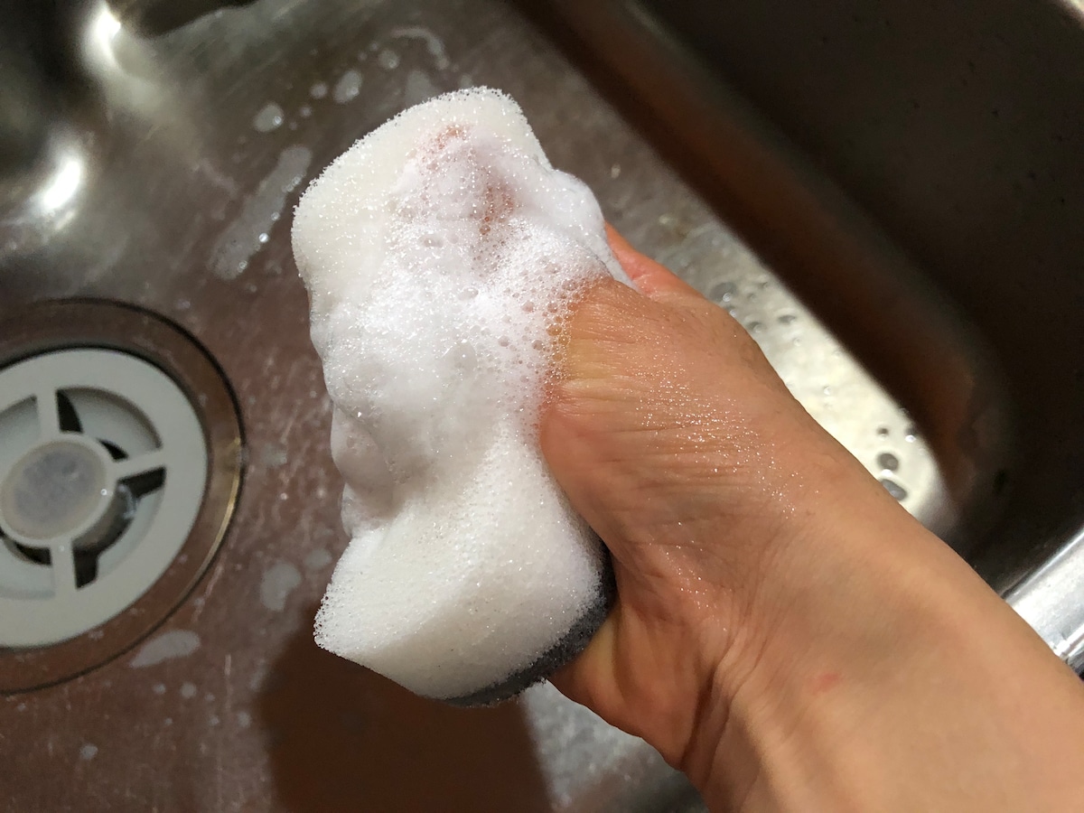セリアの「抗菌 水キレの良いキッチンスポンジ しっかり洗い」の泡立ちを確認