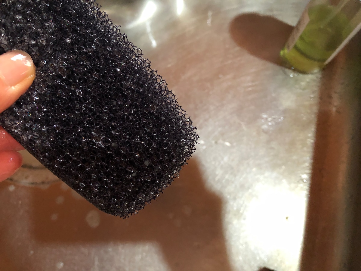 セリアの「水キレの良いキッチンスポンジ 速乾」を軽く絞れば水が垂れなくなる