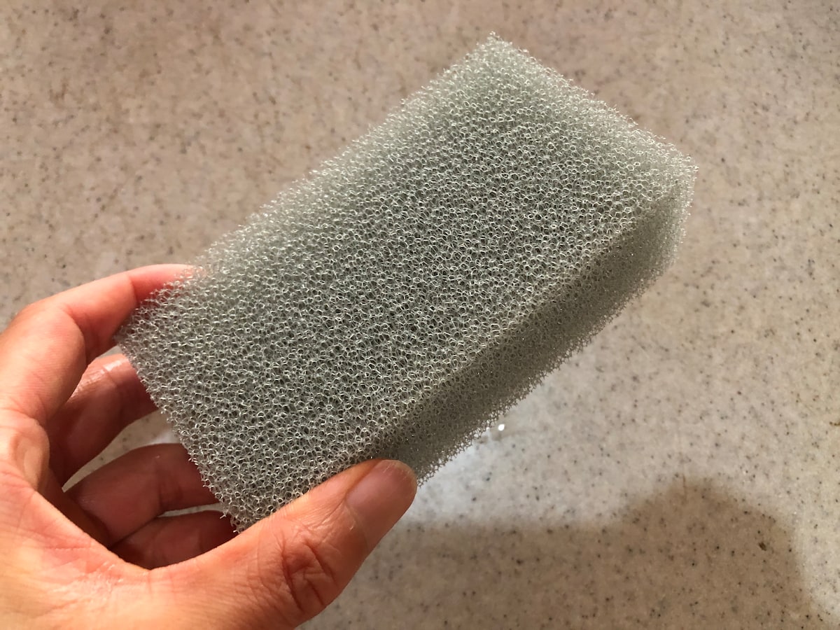 セリアの「泡立ち・水切れが良いキッチンスポンジ」は全面が無膜スポンジ
