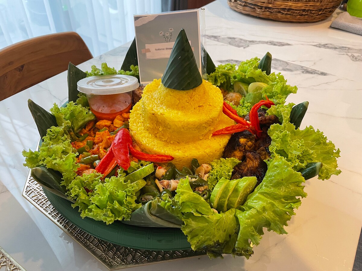 インドネシアでハレの日に食べるごちそう「ナシトゥンペン（Nasi Tumpeng）」