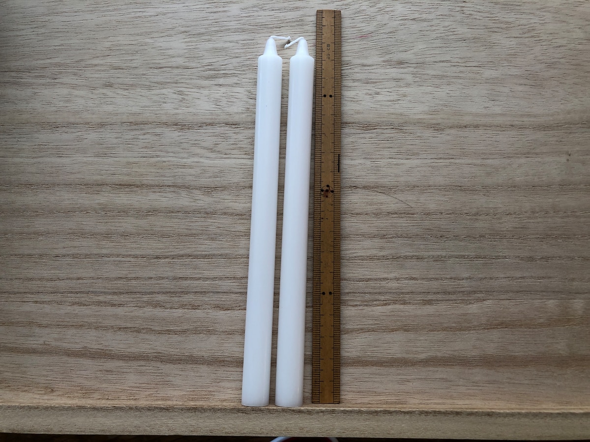 キャンドゥの「灯明用ろうそく 5号」の長さは約18cm