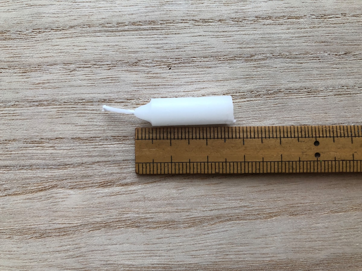 キャンドゥの「灯明用ろうそく 10分」の長さは約2.5cm