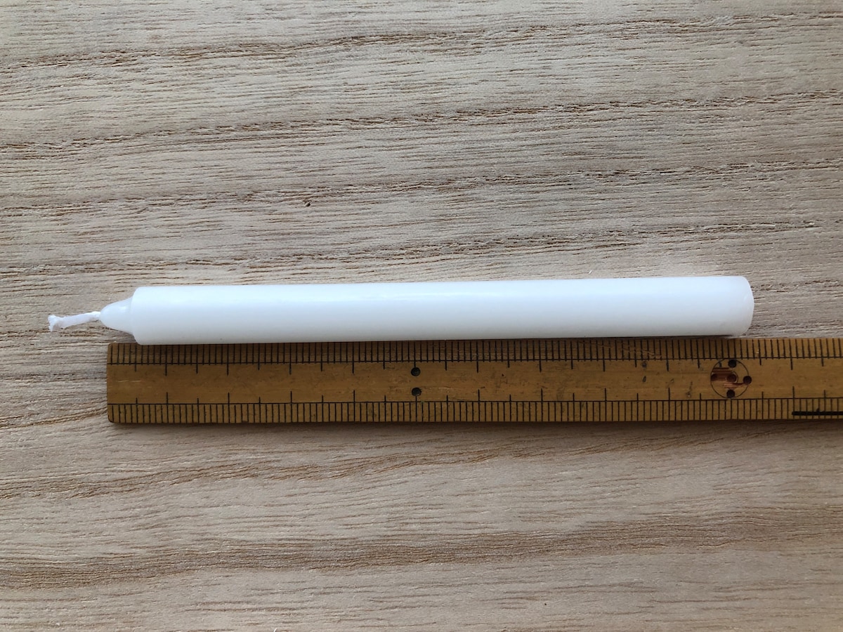 キャンドゥの「灯明用ろうそく 1.5号」の長さは約10cm