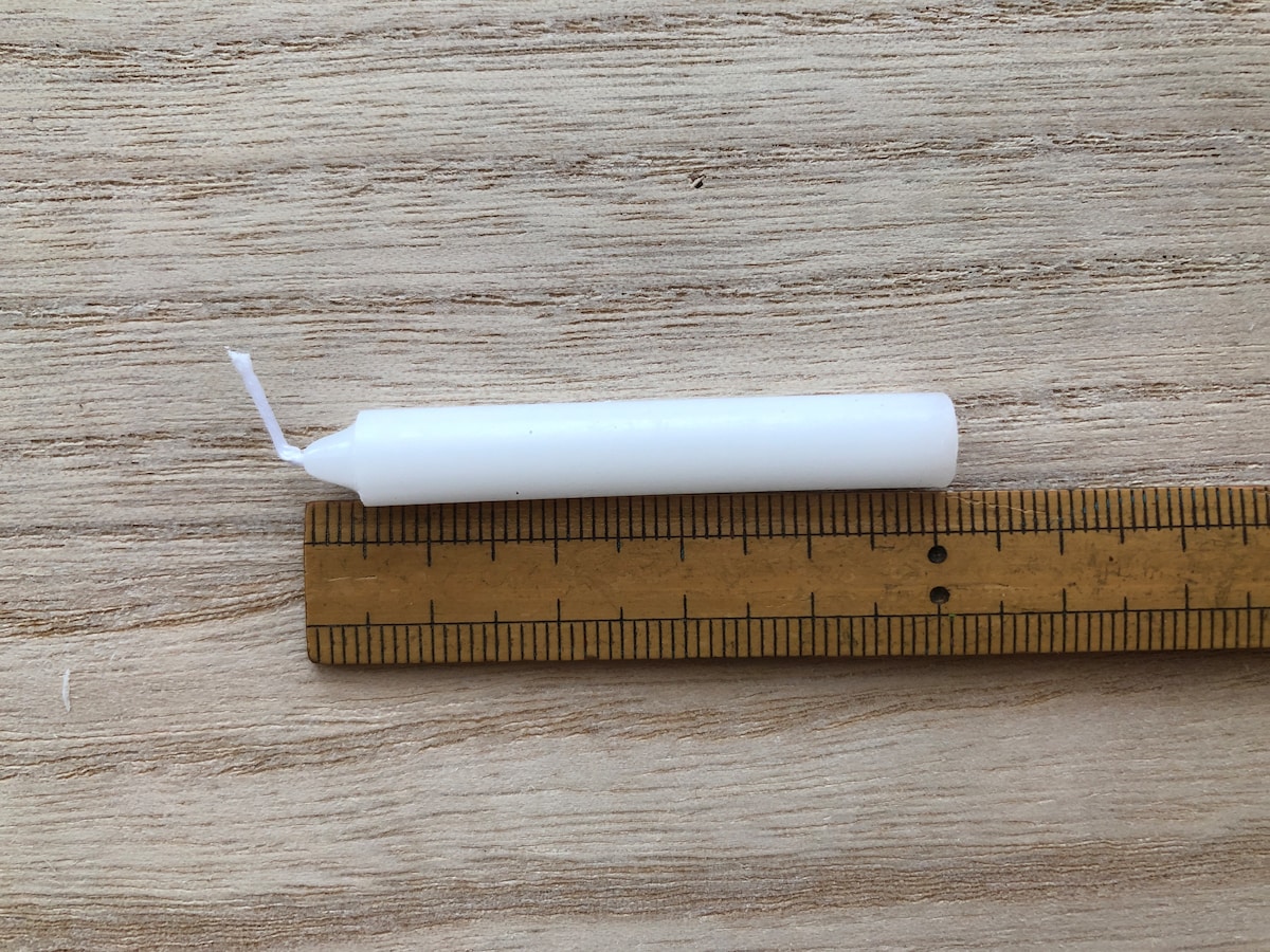 キャンドゥの「灯明用ろうそく 豆ダルマ」の長さは約5cm