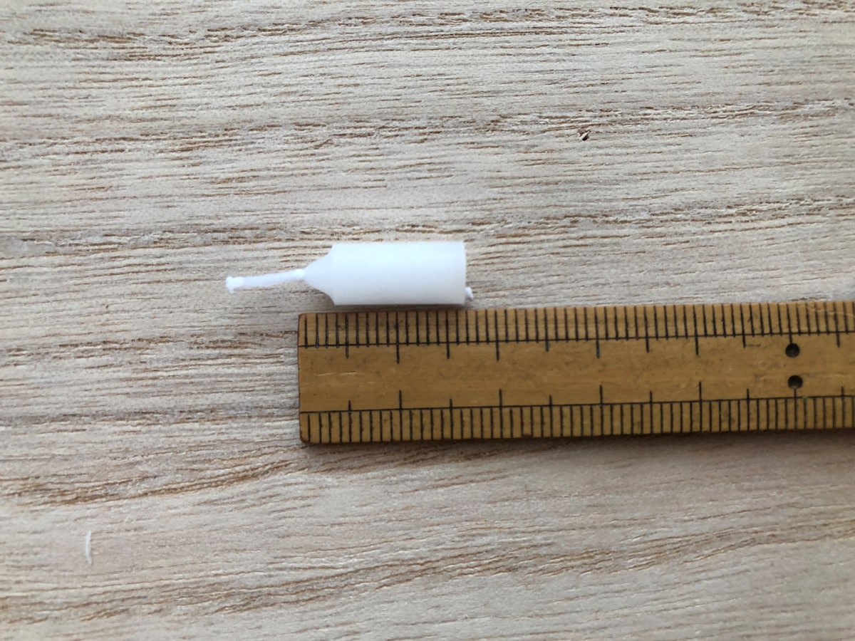 キャンドゥの「灯明用ろうそく 5分」の長さは約2.5cm