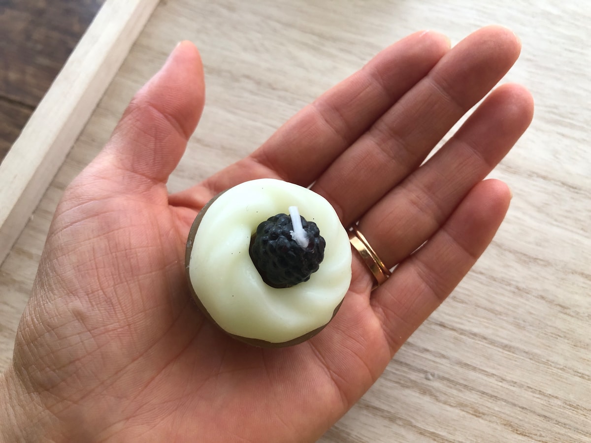 キャンドゥの「スイーツキャンドル　カップケーキ」は手のひらサイズ