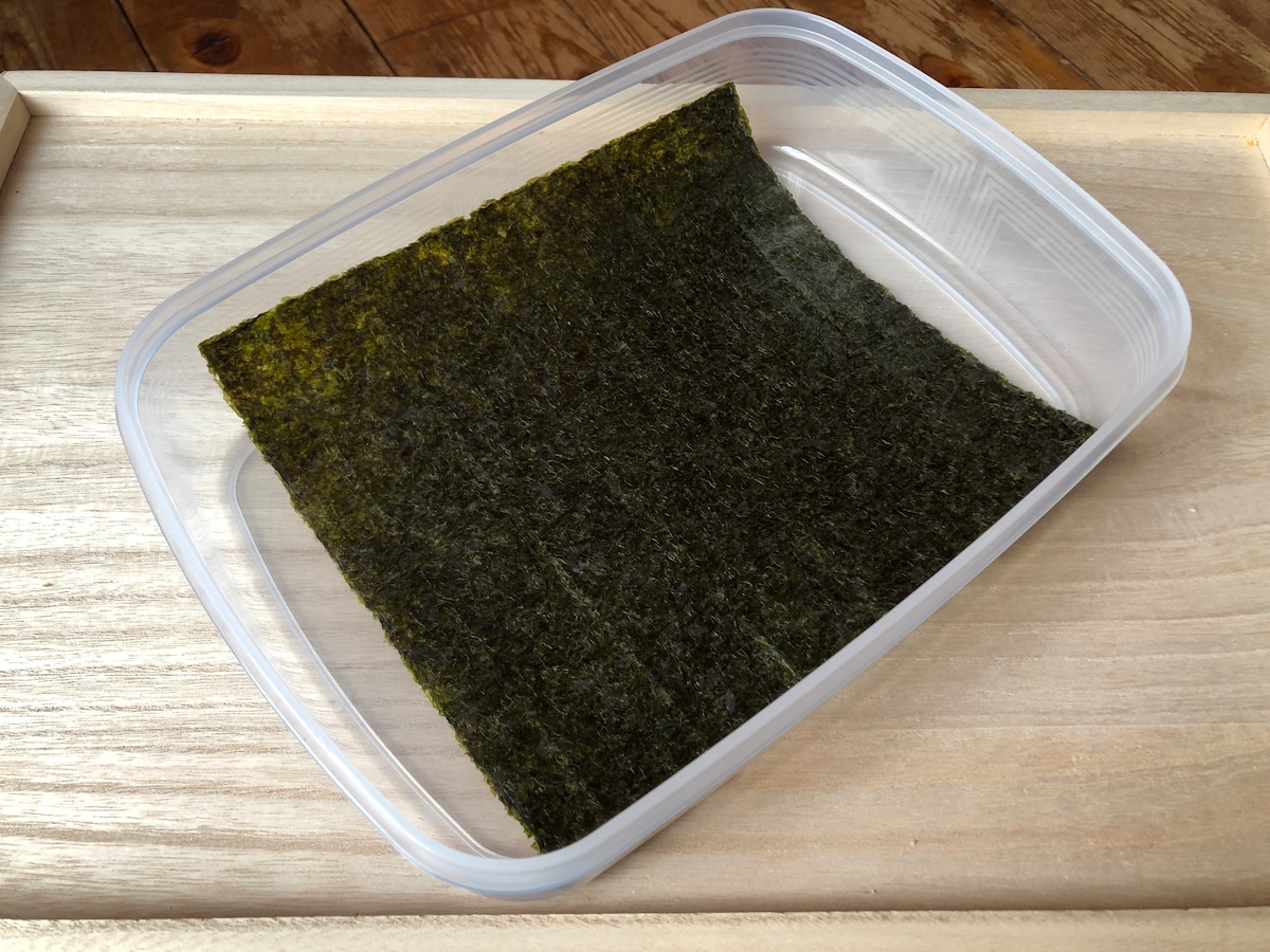 セリアの「しっかりパックX」に全型海苔を入れると端が丸まる