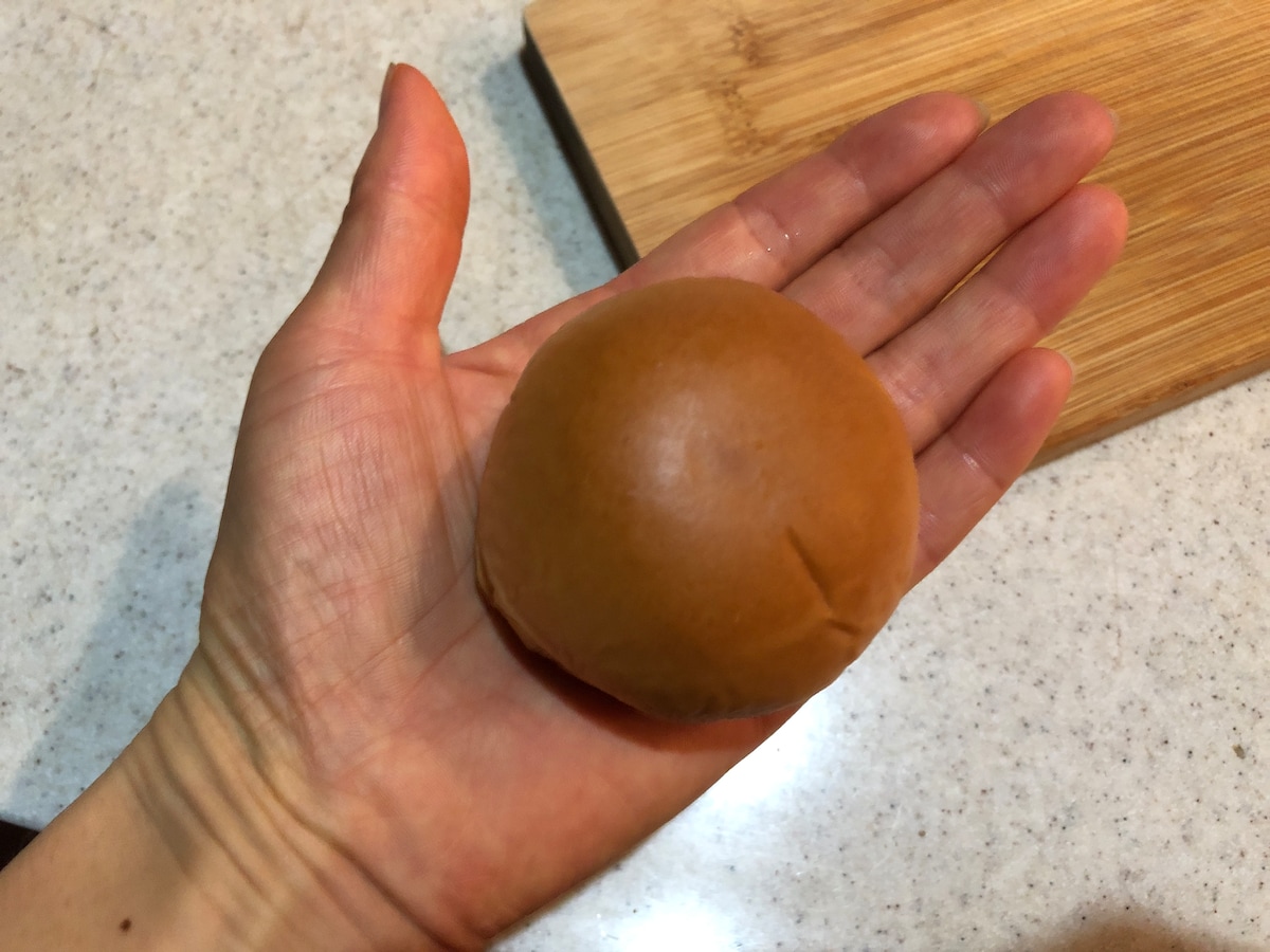 セブンイレブンの「クリームパン」は手のひらサイズ
