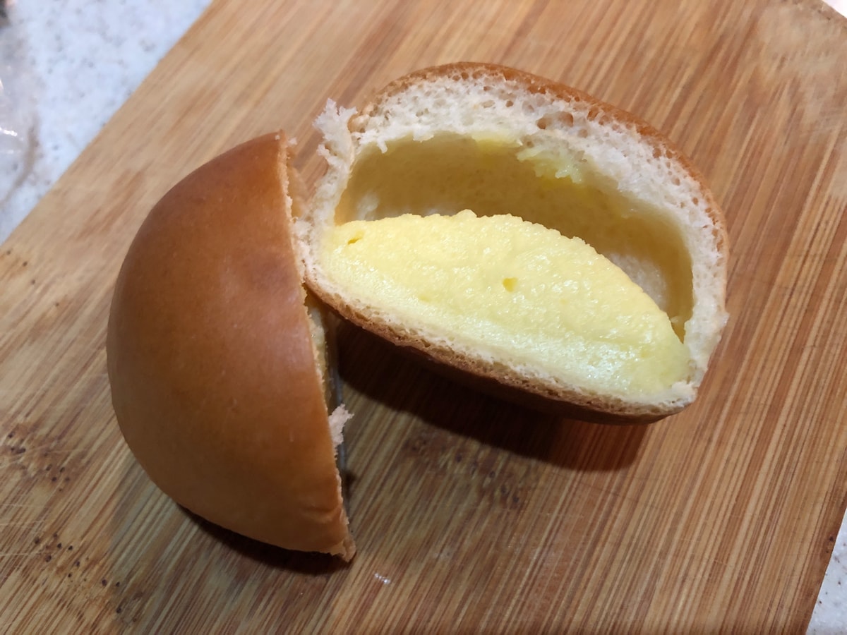 セブンイレブンの「クリームパン」のカスタードは甘さ控えめ