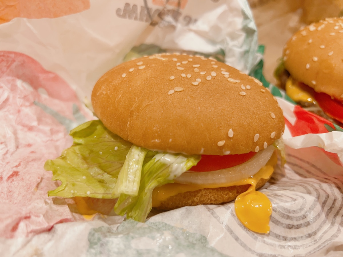 「ワッパー」を一般的なハンバーガーサイズにした「ワッパーJr.」