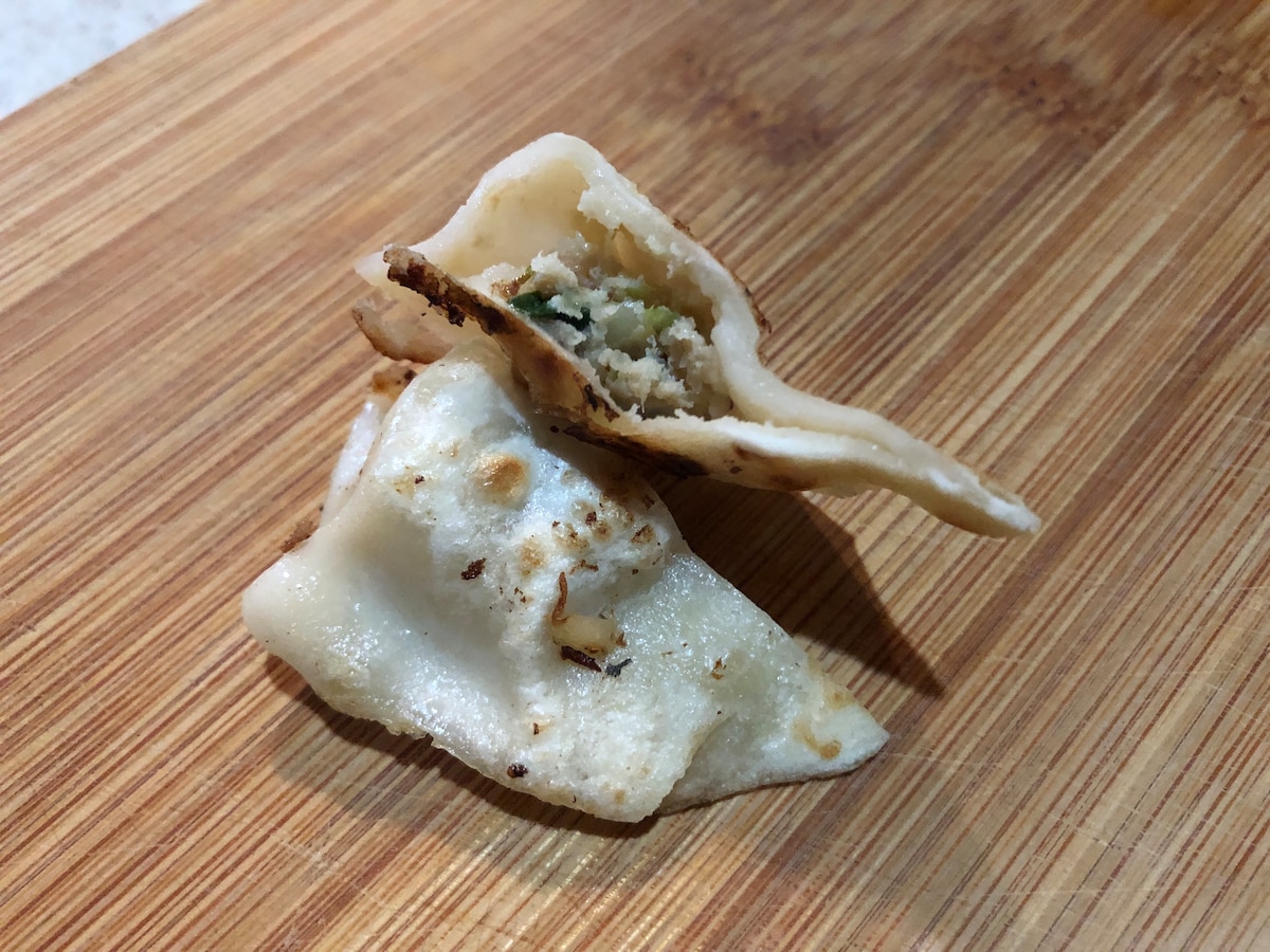 業務スーパーの「えび餃子」は皮がもちもち。小さくても食べ応えあり