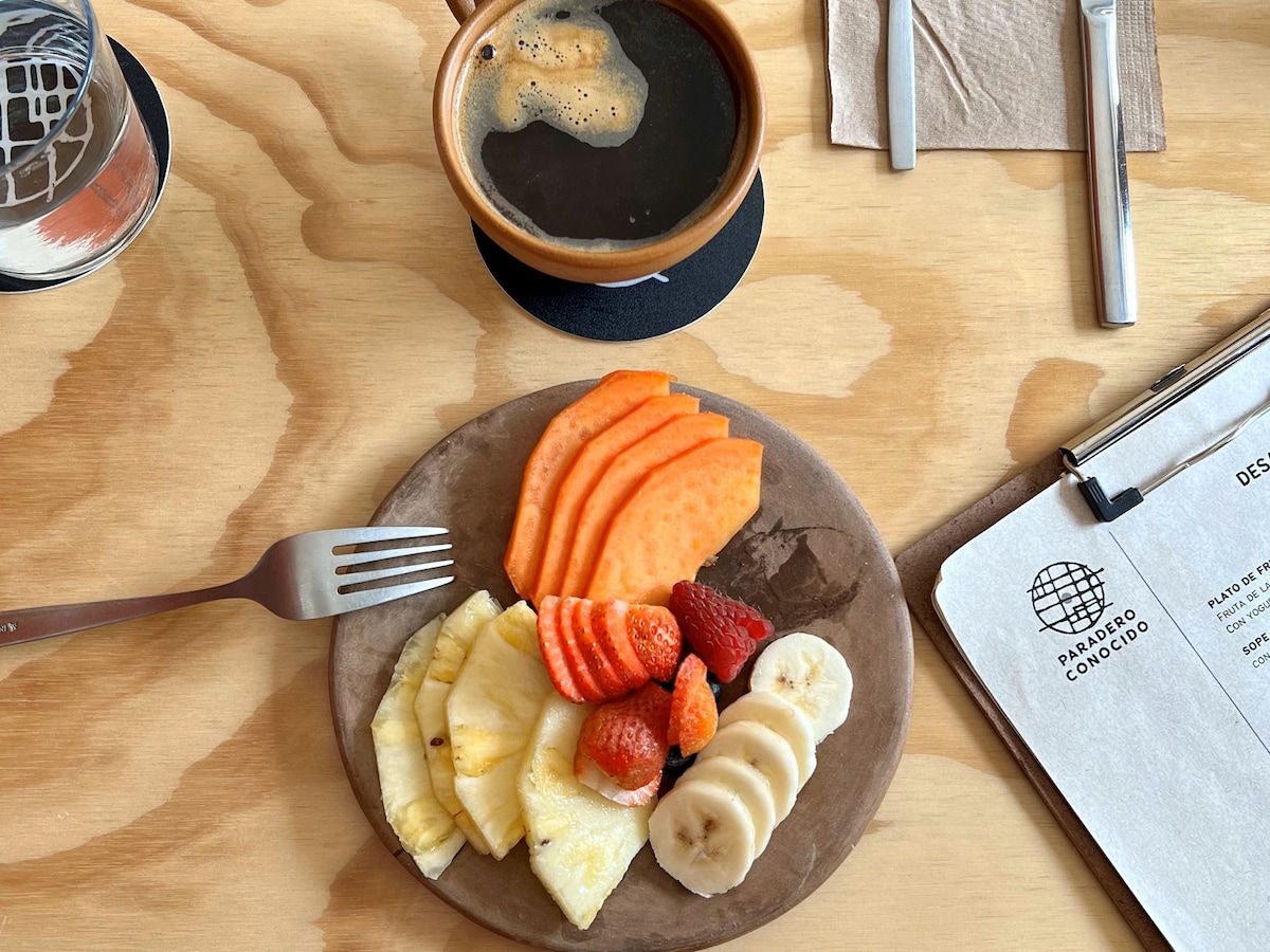 朝食のセットに欠かせないフルーツとコーヒー