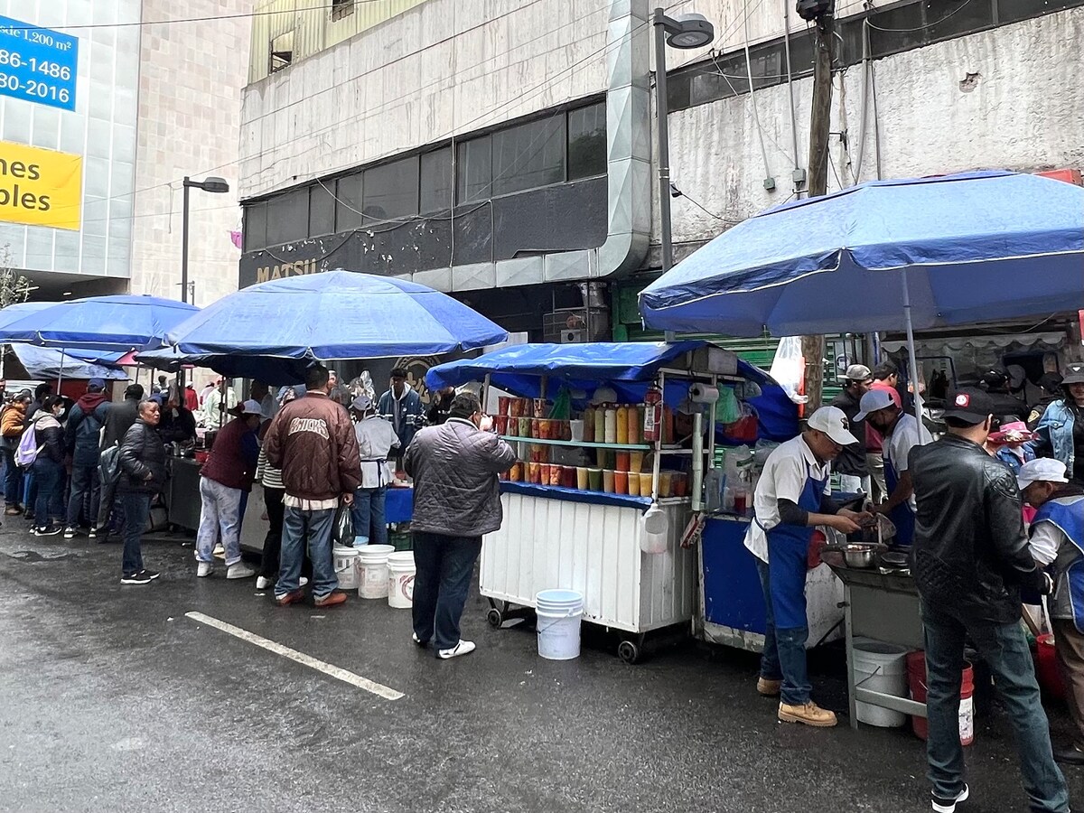 外務省付近に午前中だけ立ち並ぶ屋台